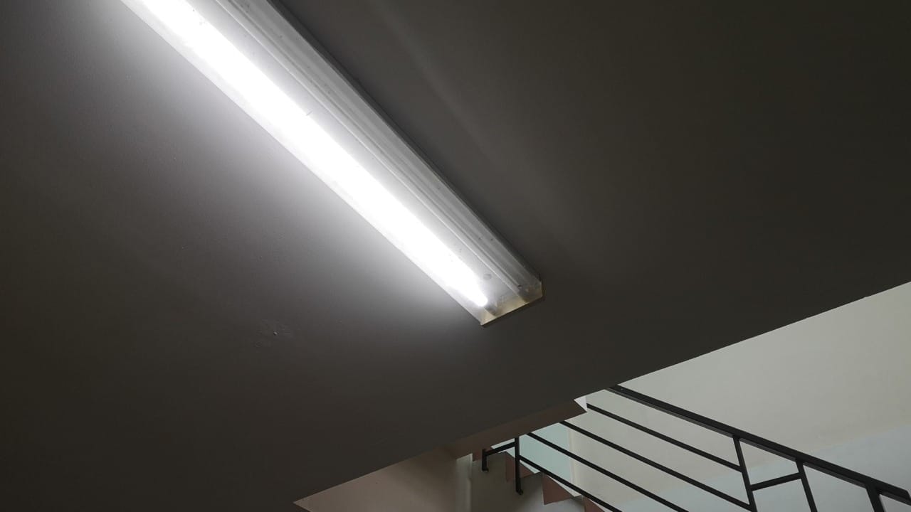 जुन्या ६० वॅटच्या बल्बच्या तुलनेत एलईडी उपकरणे वापरल्यास ८० ते ९० टक्के वीज बचत होऊ शकते. हे दोन्ही पर्याय दीर्घकाळ टिकणारे असून, त्यांचे आयुष्य २५,००० ते ५०,००० तासांपर्यंत (सुमारे १०-१५ वर्षे) असते.