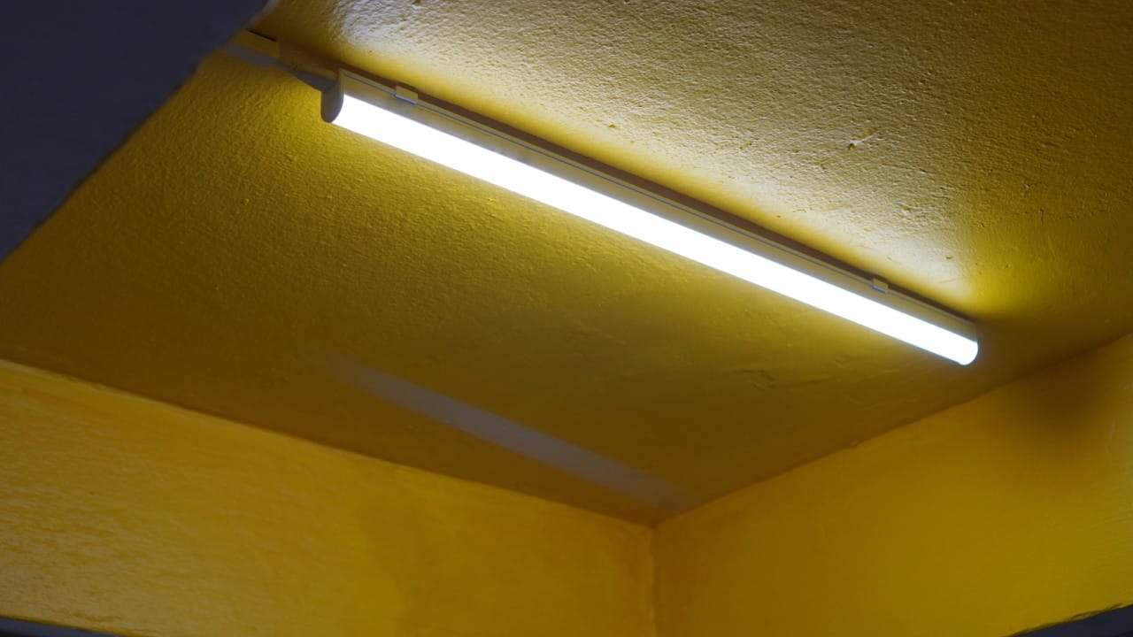 LED ट्यूबलाईट ही आकाराने लांब असल्याने सर्व दिशांना समान प्रकाश पसरवते. मोठ्या खोल्या, हॉल किंवा स्वयंपाकघरासाठी एकच २० वॅटची ट्यूबलाईट पुरेशी असते.