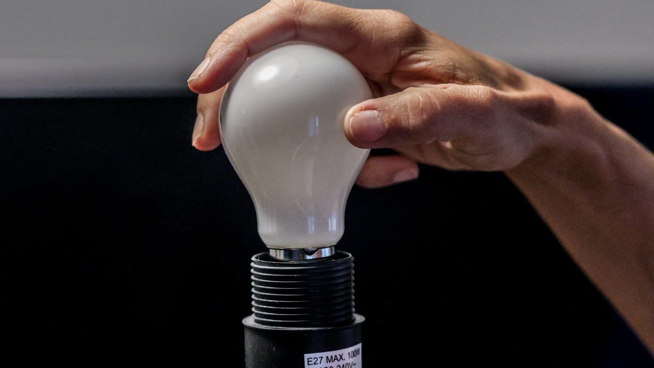 LED बल्बचा प्रकाश एका विशिष्ट दिशेला केंद्रित असतो. त्यामुळे एका मोठ्या खोलीत पुरेसा उजेड मिळवण्यासाठी तुम्हाला ९ वॅटचे दोन किंवा तीन बल्ब लावावे लागू शकतात. अशा परिस्थितीत १८-२७ वॅट वीज खर्च होते. तर ट्यूबलाईट केवळ २० वॅटमध्येच तेवढा प्रकाश देते.