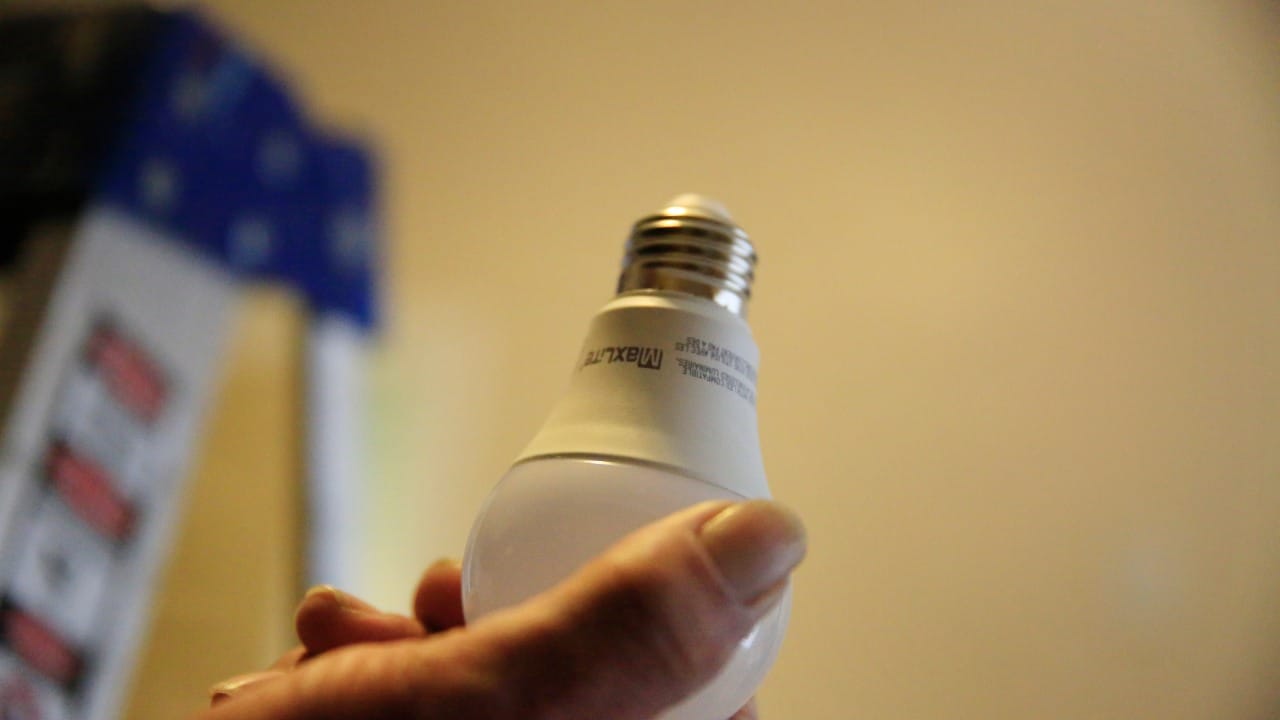 सामान्यतः एका एलईडी बल्बचा वीज वापर ७ ते १२ वॅट असतो, तर एलईडी ट्यूबलाईट १८ ते २२ वॅटची असते. वरवर पाहता ट्यूबलाईट जास्त वीज वापरत असल्याचे वाटत असले तरी दोन्हीमधील प्रकाशाच्या वितरणात मोठा फरक असतो.