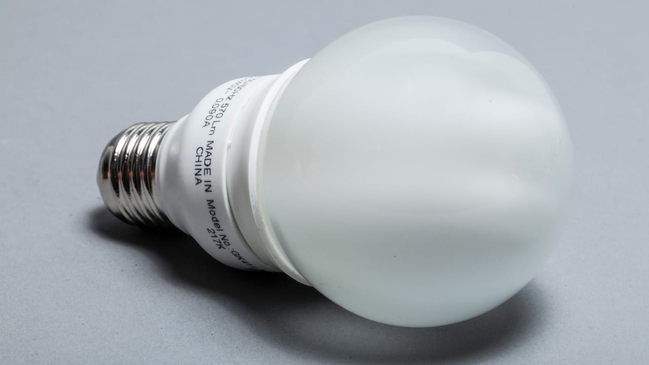 आजकाल घरोघरी वीज बचतीसाठी एलईडी (LED) उपकरणांचा वापर केला जातो. जुन्या टंगस्टन बल्ब किंवा सीएफएलच्या तुलनेत एलईडी उपकरणे खूपच कमी वीज वापरतात.