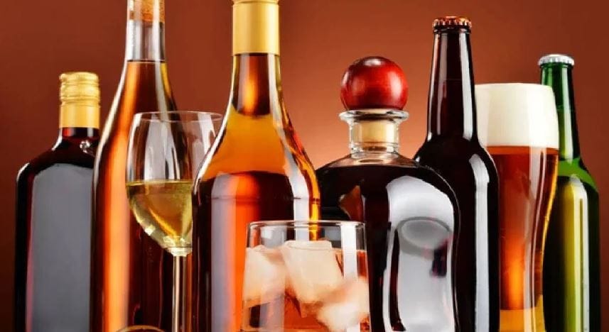 आजघडीला देशात हजारो-लाखो लोक मद्यप्राशन करतात. विशेष म्हणजे अनेक लोक वेगवेगळ्या ब्रँडच्या मद्यांचे आवडीने प्राशन करतात. परंतु भारतात मद्य कधी आले? असे नेहमी विचारले जाते. त्यामुळेच ब्रिटिश आणि मुघलांच्या काळात मद्य आणि मद्यप्राशनसंबंधी काय नियम होते? हे जाणून घेऊ या... 