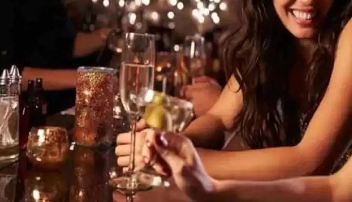 मुघलांच्या सत्तेत मद्याला शाही दरबारात विशेष स्थान होते. मुघलांच्या काळात मद्यप्राशन करणे हे सामाजिक स्थिती आणि शाही जीवनशैलीचा एक भाग होते. मुघल शासक अकबर मद्याप्राशन करत नव्हता. परंतु त्याच्या दरबारात मद्यप्राशन केले जायचे. 