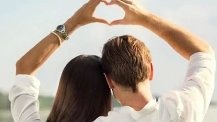 तुम्ही रिलेशनशीपमध्ये असाल त्याच व्यक्तीसोबत तुम्ही भविष्यात लग्न केले तर तुम्हाला या इन्शुरन्स अंतर्गंत 0.5 कॅरेटच्या हिऱ्याची अंगठी, 10 हजार गुलाब किंवा 10 हजार युआन देण्याची हमी या इन्शुरन्समध्ये करण्यात आली होती. याचाच फायदा सध्या चर्चेत आलेल्या महिलेला झाला आहे.