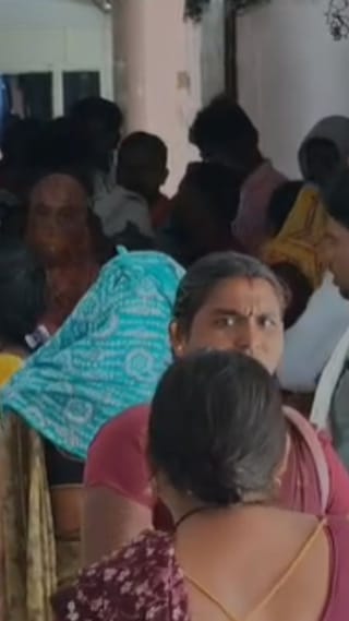 लाडकी बहीण योजनेचे पैसे मिळत नसल्यानं महिलांचा संताप, हिंगोलीच्या जिल्हाधिकारी कार्यालयात गर्दी