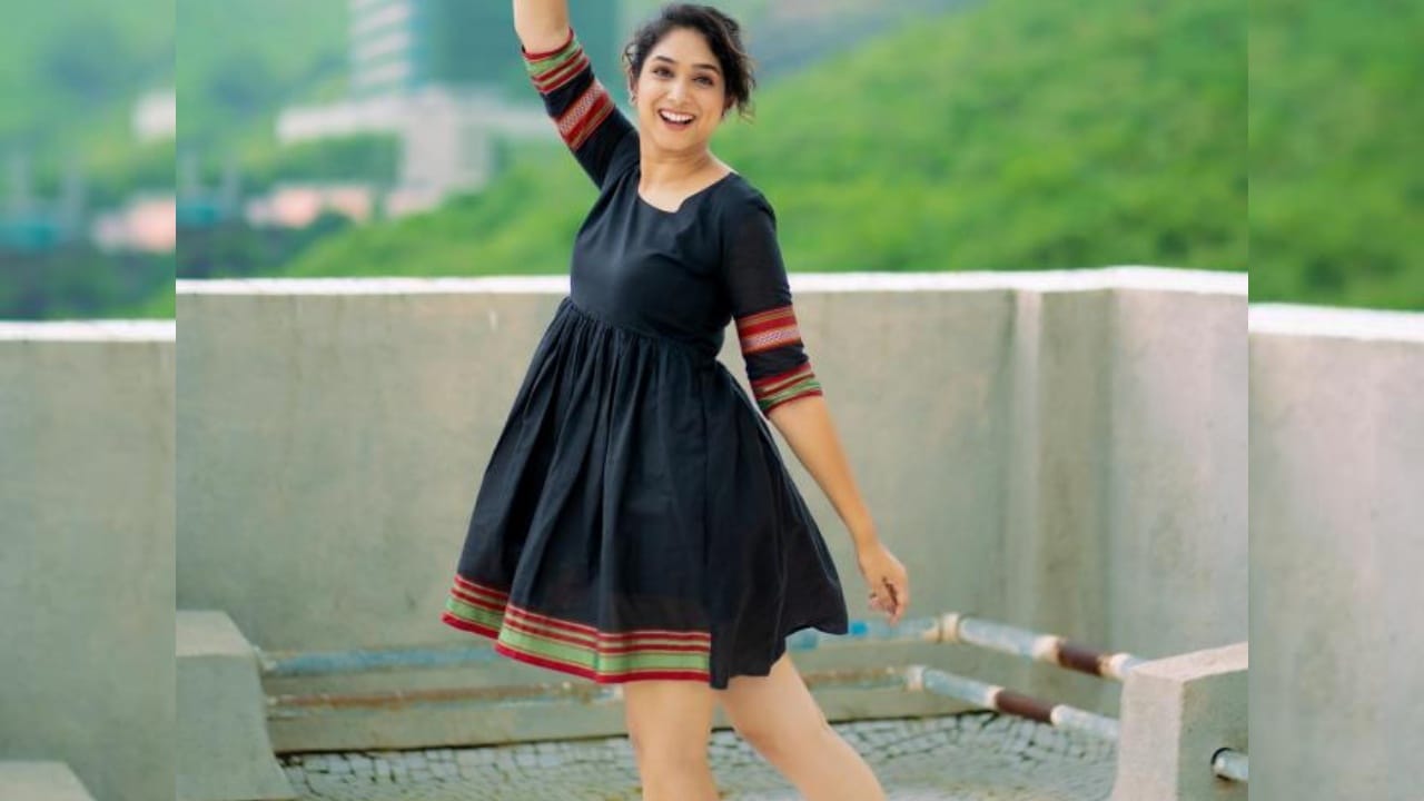 'दशावतार' गाजवल्यानंतर पुन्हा एकदा महाराष्ट्र हास्यजत्रा फेम मराठी अभिनेत्री प्रियदर्शिनी इंदलकर मोठ्या पडद्यावर धुमाकूळ घालण्यासाठी सज्ज झाली आहे.