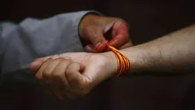 तुमच्या हातात पुजेचा लाल धागा आहे का? सावधान! आधी हे वाचा.