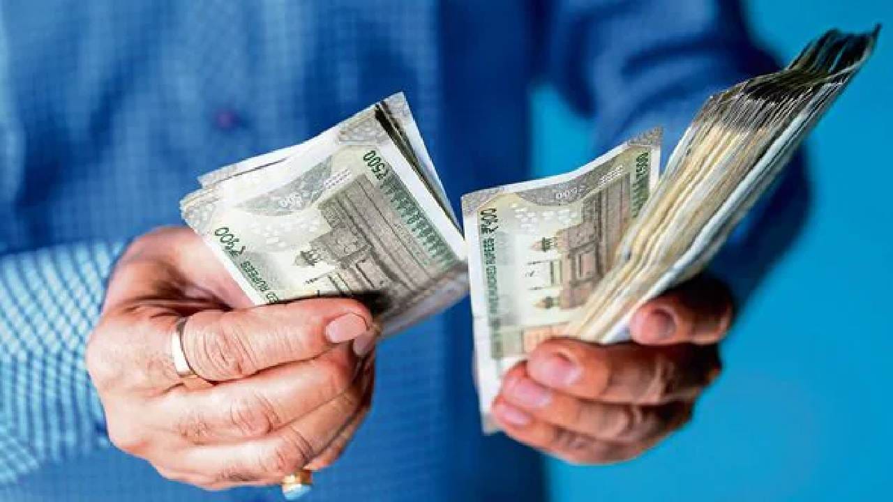 बँक आणि क्रेडिट कार्डसाठी वेगळे मोबाईल नंबर, कर्जाचा अर्ज नाकारला जाईल का? जाणून घ्या बँक आणि क्रेडिट कार्डसाठी वेगळे मोबाईल नंबर, कर्जाचा अर्ज नाकारला जाईल का? जाणून घ्या