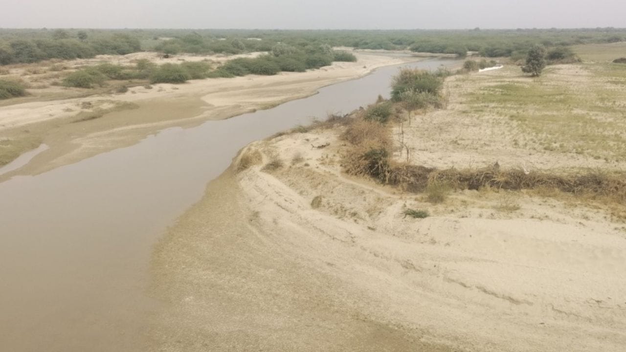 हंगामी नदी : ही एक हंगामी नदी आहे. पावसाळ्यात यात मोठ्या प्रमाणात पाणी असते, मात्र उन्हाळ्यात कोरड्या हवामानामुळे ती अनेक ठिकाणी आटते.