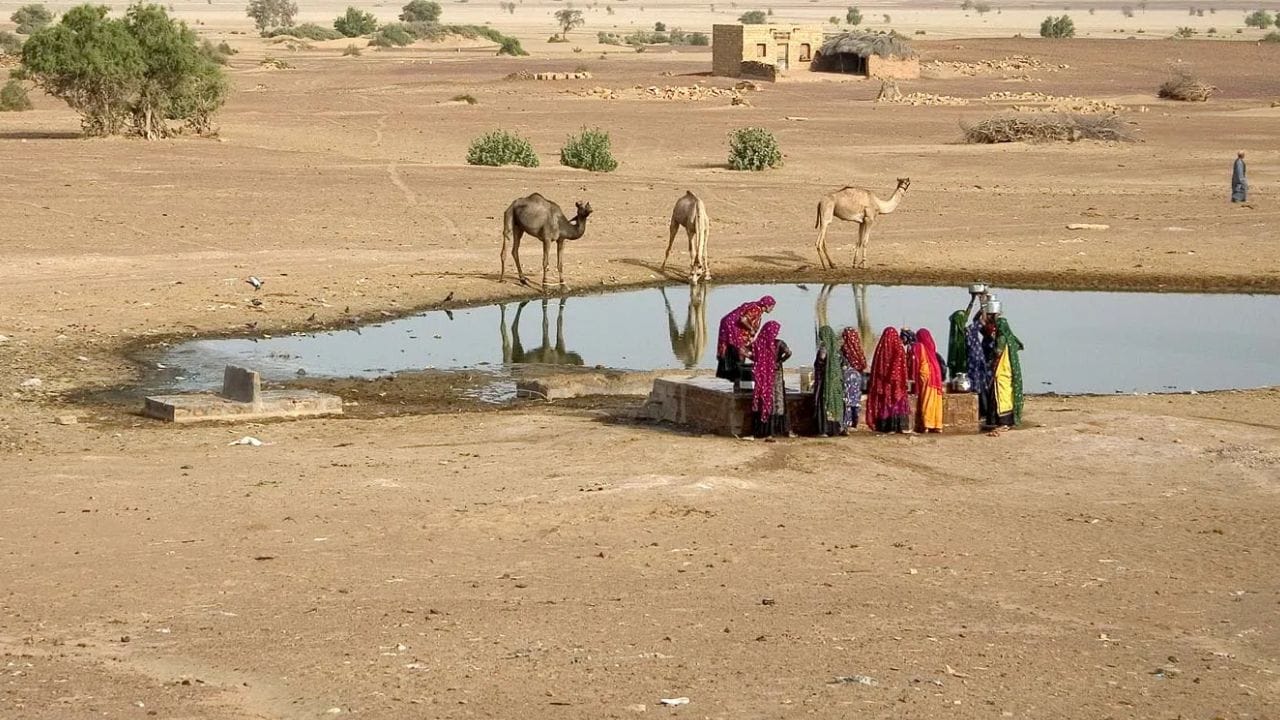 ऐतिहासिक महत्त्व: वाळवंटी भागातील लोकांसाठी ही नदी जलसंजीवनी मानली जाते. शेती आणि पशुपालनासाठी या नदीचे महत्त्व राजस्थानच्या पश्चिम भागात अनन्यसाधारण आहे.
