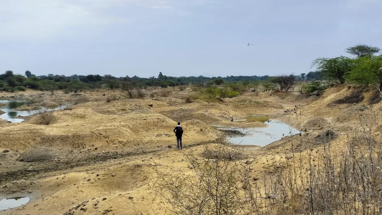 समुद्राला का मिळत नाही? : ही नदी कोणत्याही समुद्राला मिळण्याऐवजी गुजरातच्या 'कच्छच्या रणा'त जाऊन लुप्त होते. कच्छचे रण हे एक दलदलीचे वाळवंट आहे, जिथे ही नदी स्वतःचे अस्तित्व संपवते.