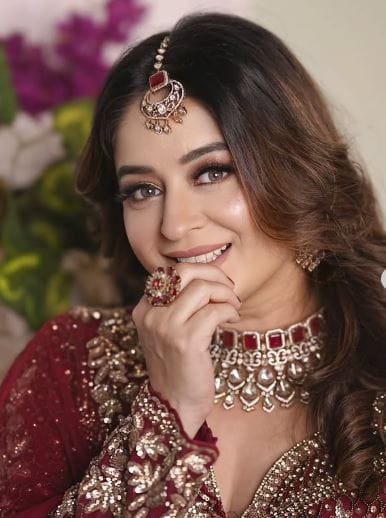 छोट्या पडद्यावरील प्रसिद्ध अभिनेत्री माही विज हिचा जय भानुशालीसोबत नुकताच घटस्फोट झाला आहे. घटस्फोटाची ही बातमी समोर आल्यानंतर आता सोशल मीडियावरील ट्रोलर्सने माही विजचे नाव नदीम नाज याच्याशी जोडण्यास सुरुवात केली आहे. नदम नाज हा माही विजचा बेस्ट फ्रेंड आहे.