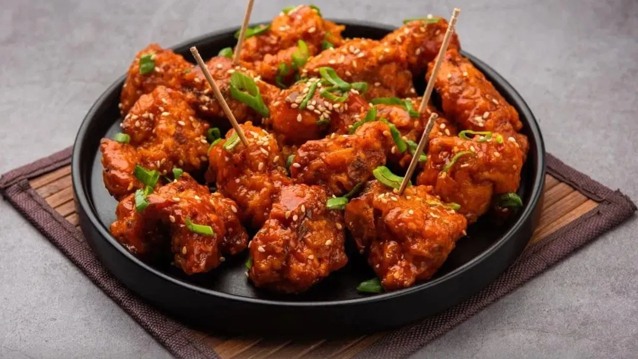 तिखट आणि मांसाहाराचे प्रमाण : महाराष्ट्रात सर्वात जास्त तिखट आणि मांसाहार खाल्ले जाणारे शहर म्हणून कोल्हापूरचे नाव प्रामुख्याने घेतले जाते. त्यापाठोपाठ नागपूरचा क्रमांक लागतो. 