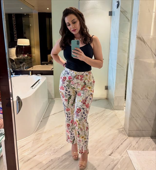 बॉलिवुडचं जग हे मोठं गुढ आहे. इथे रोज अनेक कलाकार येतात. काही कलाकारांचा चांगला जम बसतो. तर काही कलाकारांच्या नशिबी फक्त निराशा येते. त्यामुळे करिअर सुरु झाल्यानंतर अवघ्या काही वर्षांत या लोकांचे नशीब संपते. सध्या अशाच एका अभिनेत्रीची चर्चा सगळीकडे होत आहे. 