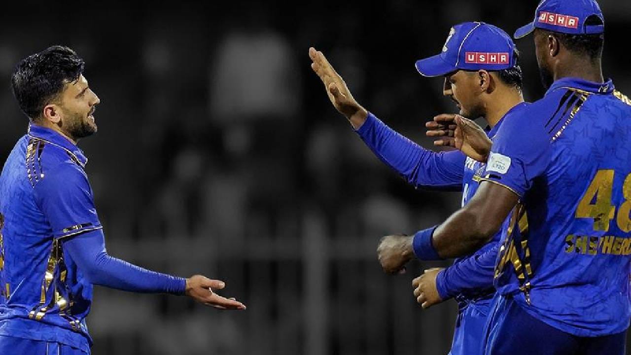 मुंबई इंडियन्स टी20 क्रिकेट लीगच्या इतिहासातील सर्वात यशस्वी फ्रँचायझी आहे. कारण या फ्रँचायझीने आतापर्यंतच्या प्रत्येक लीगमध्ये विजेतेपद जिंकले आहे. मुंबई इंडियन्सला जगातील प्रमुख लीगमध्ये ट्रॉफी जिंकणारी जगातील एकमेव फ्रँचायझी होण्याचा मान देखील मिळाला आहे. (Photo- MI Emirates Twitter)