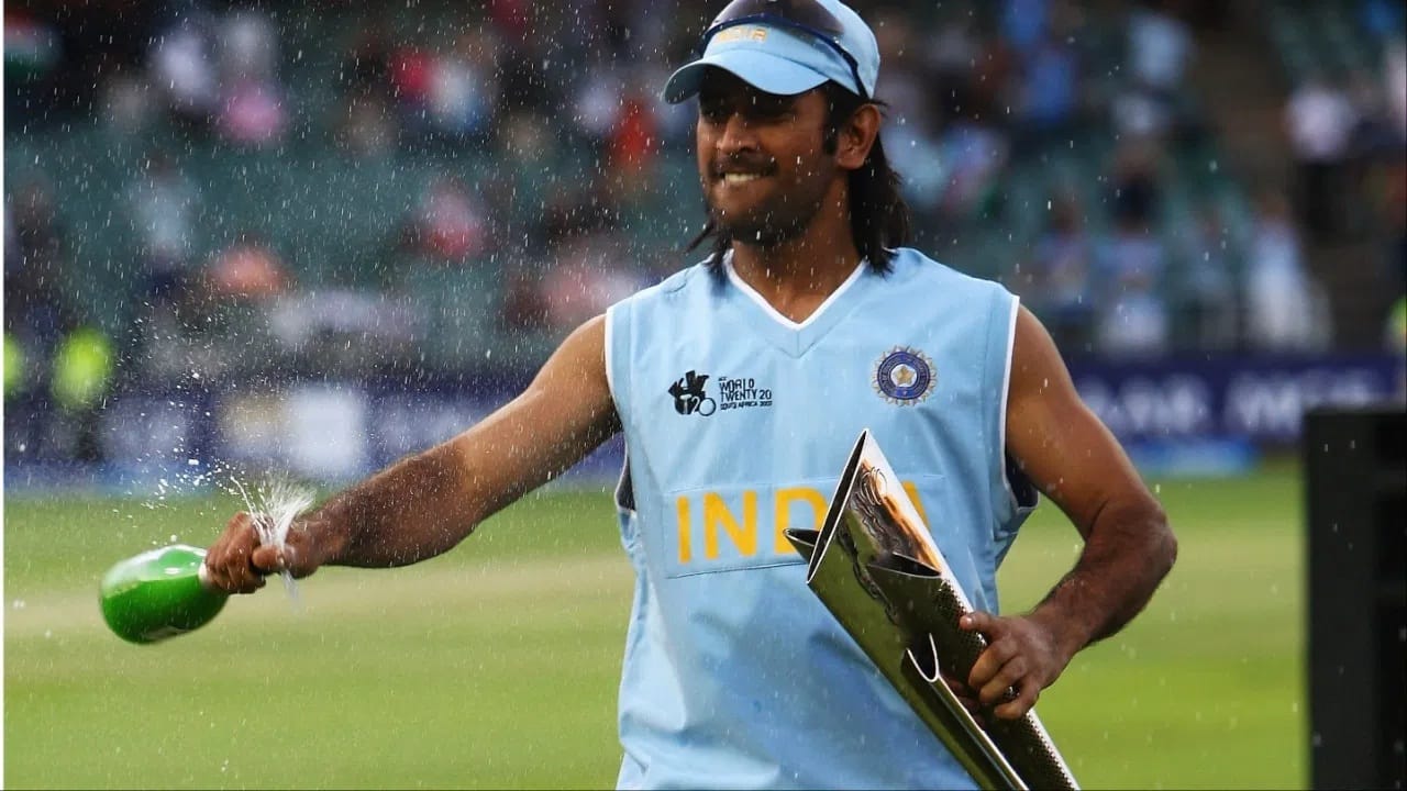 पहिल्यावहिल्या टी 20i वर्ल्ड कप स्पर्धेचं आयोजन हे 2007 साली दक्षिण आफ्रिकेत करण्यात आलं होतं. भारताने या पहिल्याच स्पर्धेत धमाका करत वर्ल्ड कप ट्रॉफीवर नाव कोरलं होतं. महेंद्रसिंह धोनी याच्या नेतृत्वात भारताने ही कामगिरी केली होती. धोनी टी 20i वर्ल्ड कप जिंकणारा पहिला कर्णधार होता. (Photo Credit: Getty Images)