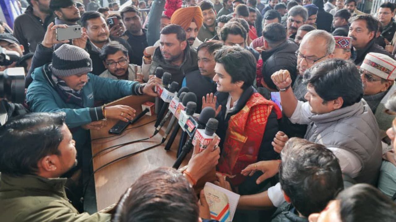 भारत-बांगलादेश यांच्यातील वाद उफाळलाय. त्यामुळे आयपीएलच्या केकेआर संघातील बांगलादेशी खेळाडू मुस्तफिजूर रहमानला स्पर्धेतून हटवण्याचे आदेश बीसीसीआयने केकेआरला दिले आहे.  