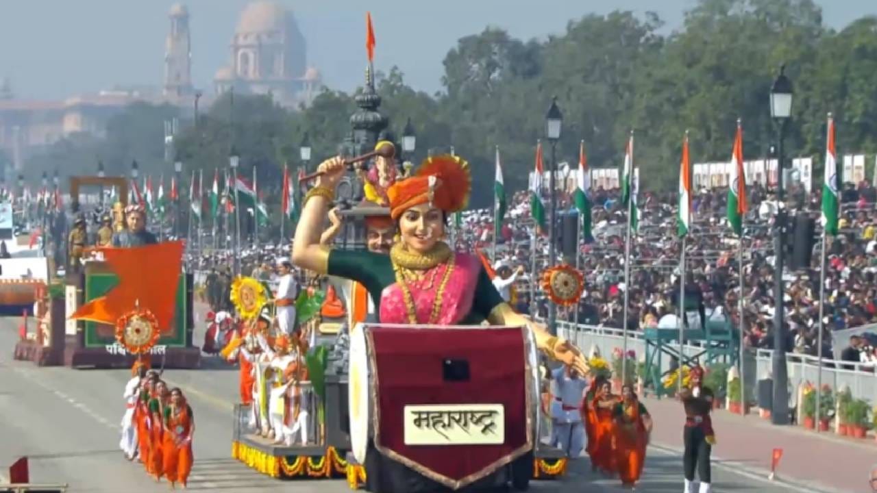 'आत्मनिर्भर भारत' या संकल्पनेवर आधारित महाराष्ट्राच्या चित्ररथाची सजावट करण्यात आली होती. यामध्ये महाराष्ट्रातील गणेशोत्सवाचं दर्शन घडलं. या चित्ररथावर अष्टविनायकांच्या प्रतिकृती, ढोल वाजवणारी मराठमोळी महिला आणि गणेशाची मूर्ती साकारणारे मूर्तीकार पहायला मिळाले. 
