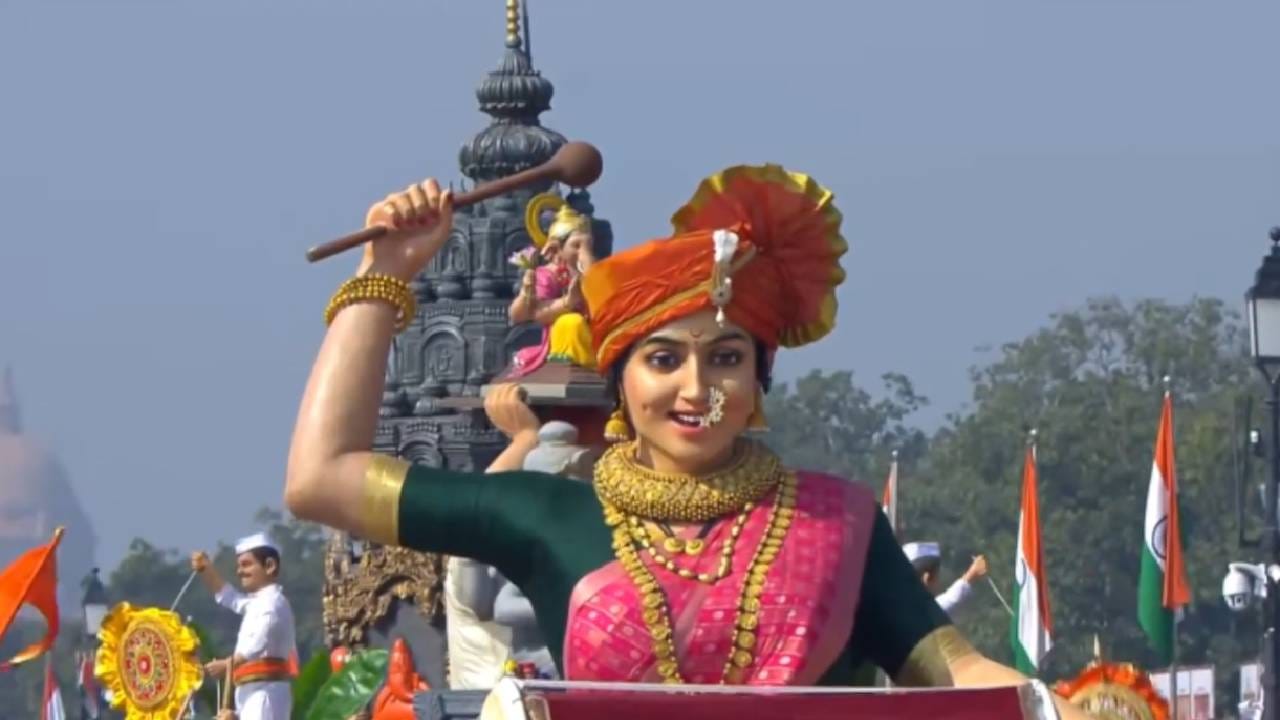 प्रजासत्ताक दिनी सहभागी होणाऱ्या विविध राज्यांच्या चित्ररथांमधून भारताची संस्कृती आणि प्रगती दाखवली जाते. देशातील विविध राज्ये, केंद्रशासित प्रदेश आणि मंत्रालयांमधून चित्ररथ निवडण्याची प्रक्रिया काही महिने आधीच सुरू होते. संरक्षण मंत्रालयाकडून अनेक फेऱ्यांच्या निवड प्रक्रियेनंतर हे चित्ररथ सादर केले जातात. 
