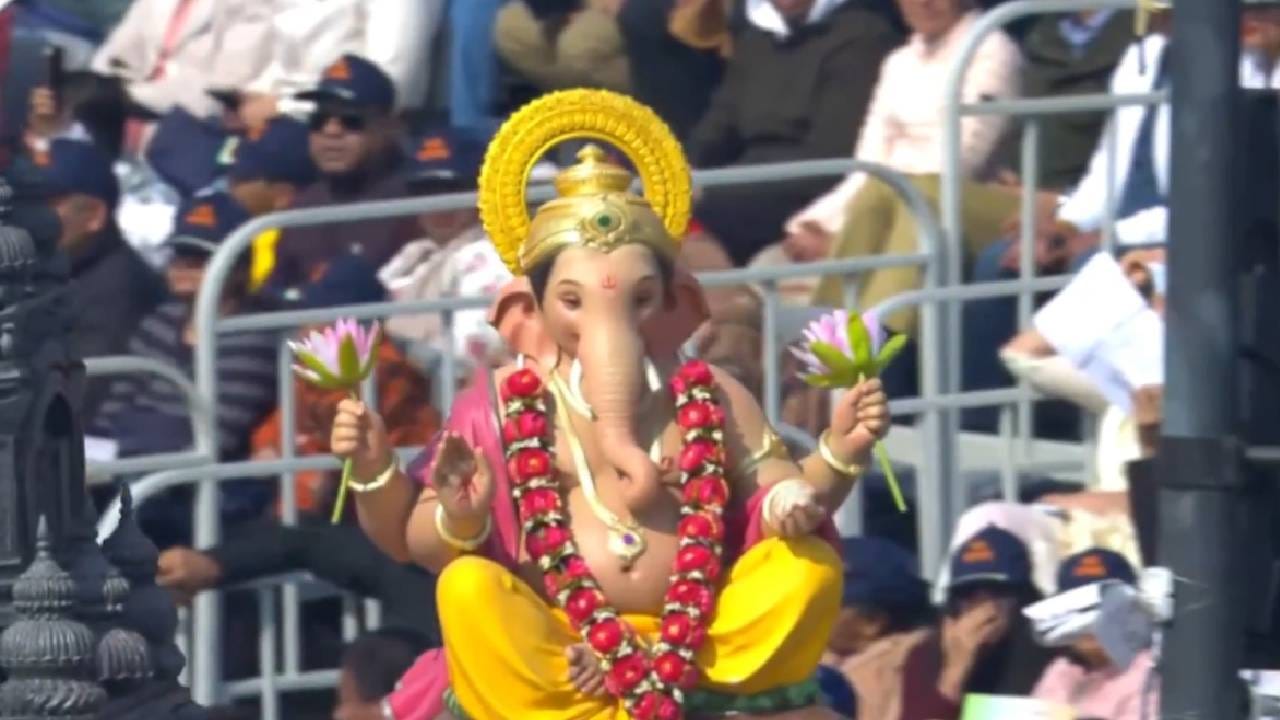 गणेशोत्सव हा महाराष्ट्रातील प्रमुख उत्सवांपैकी एक आहे. या काळात राज्यात तब्बल 60 ते 70 लाख कोटींची उलाढाल होते. गणेशोत्सवाच्या माध्यमातून आत्मनिर्भर भारत या मोहिमेला कशी चालना मिळते, याचा संदेश महाराष्ट्राच्या चित्ररथातून देण्यात आला आहे.  
