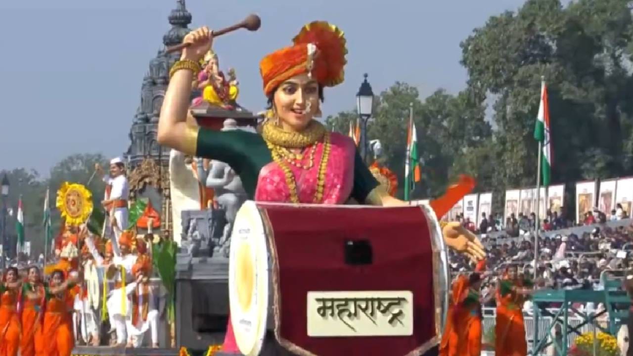 गणेशोत्सवातील ढोलपथक हासुद्धा आकर्षणाचा विषय असतो. पारंपरिक पोशाखातील महिला ढोल वाजवत गणपती बाप्पाचं स्वागत करतात. महाराष्ट्राच्या संस्कृतीचं दर्शन या चित्ररथातून होत आहे. 
