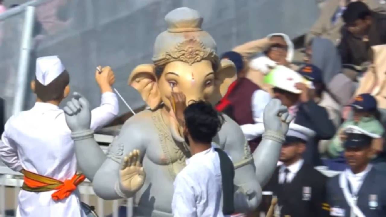 लोकमान्य टिळकांनी जनतेला एकत्र आणण्यासाठी गणेशोत्सवाची सुरुवात केली. मुंबईसह महाराष्ट्रातमू अत्यंत उत्साहात गणेशोत्सव साजरा केला जातो. मूर्तीकार, सजावट यातून मिळणारा रोजगार आणि होणार आर्थिक उलाढाल हा विषय या चित्ररथातून दाखवण्याचा प्रयत्न केला आहे. 
