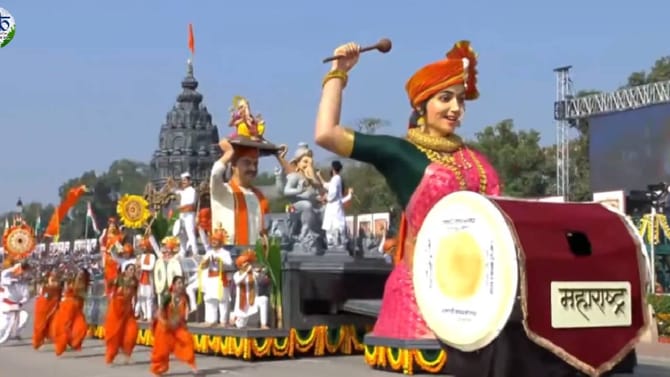 गणेशोत्सव, मूर्तीकार अन् लेझीम.. महाराष्ट्राच्या चित्ररथाने वेधलं लक्ष