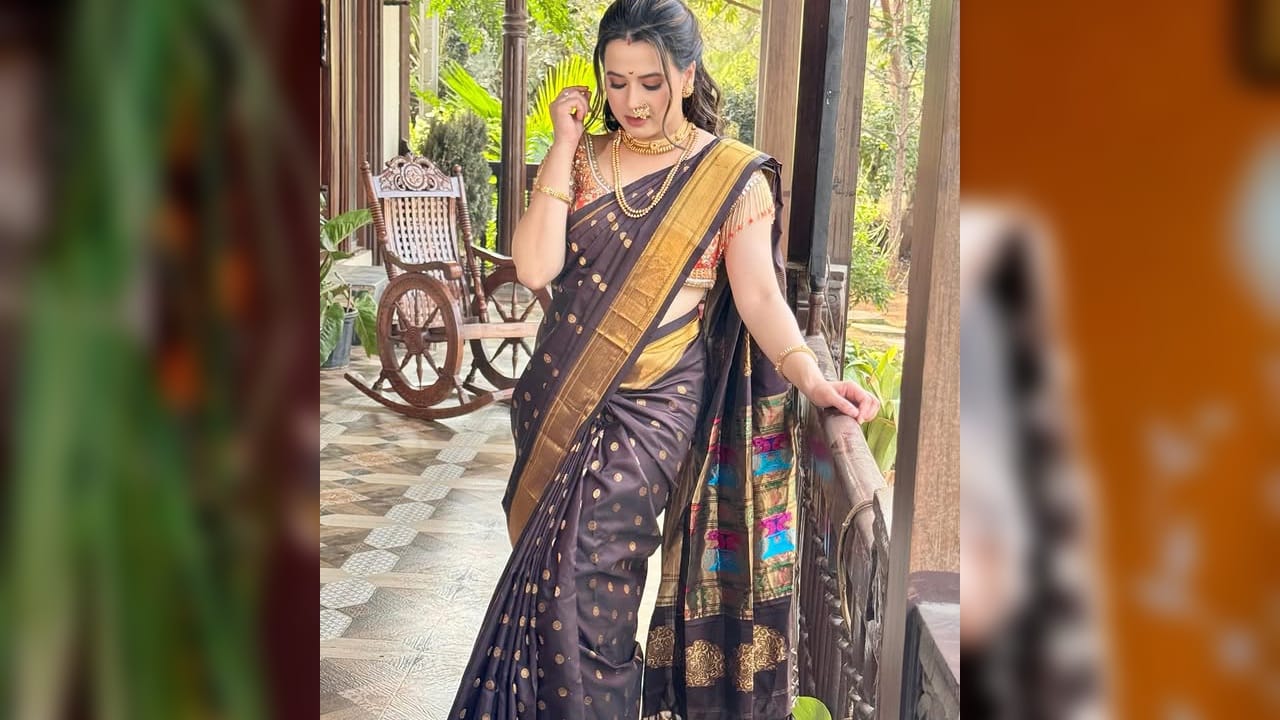 प्राजक्ता गायकवाडने तिच्या फॅशन सेन्समुळे नेहमीच चाहत्यांची मनं जिंकली आहेत. यंदा मकर संक्रांतीच्या निमित्ताने तिने जो लूक कॅरी केला आहे तो पारंपरिक आणि सुंदर आहे. 