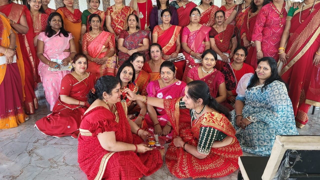 मकर संक्रांतीला इतरांपेक्षा वेगळं नाव घेयचं आहे तर पुढील उखाणे आहेत खूपच खास. तिला सारखा स्नेह गुळासारखी गोडी, .... रावाचं नाव घेते सुखी असावी जोडी