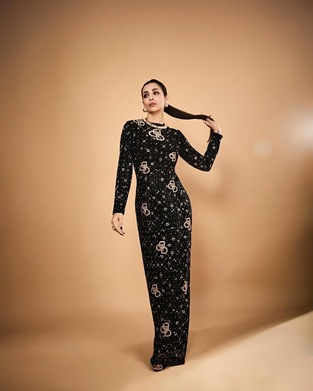 वयाच्या 52 व्या वर्षी देखील अभिनेत्रीचा बोल्डनेस कमी झालेला नाही. मलायका हिच्या फोटोंवर अनेकांनी लाईक्स आणि कमेंटचा वर्षाव केला आहे. मलायका कायम चाहत्यांना फॅशन गोल्स देत असते. चाहत्यांना देखील अभिनेत्रीचा लूक आवडतो.