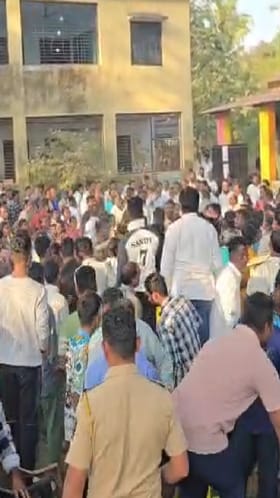 Palghar : दे दणादण, मनोर ग्रामपंचायतीच्या ग्रामसभेत राडा, एकमेकांवर खुर्च्या फेकल्या