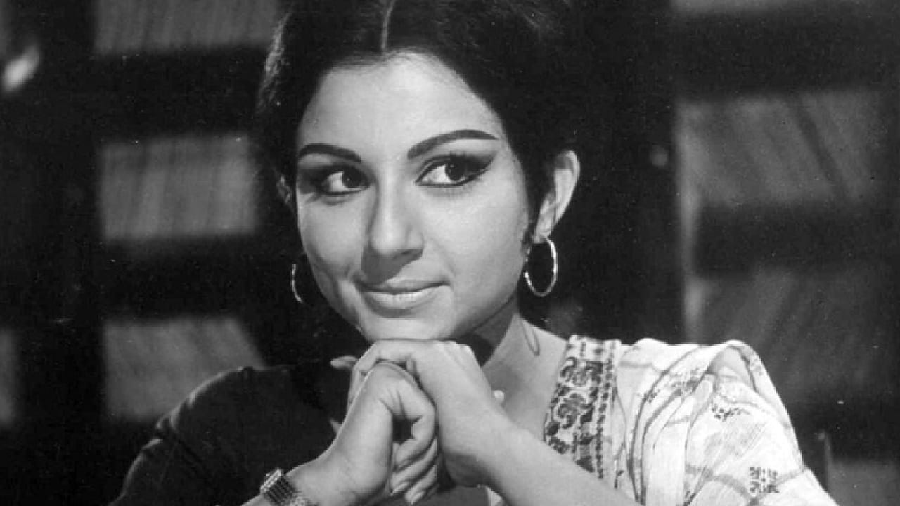 पण त्या काळात एका अभिनेत्रीने बेधडकपणे बोल्डनेसची नवी कथा लिहिली. सार्वजानिक ठिकाणी बिकिनी परिधान करून तिने संपूर्ण देशात खळबळ उडवून दिली होती.  तिचं सौंदर्य, आत्मविश्वास आणि धाडस करणारी ही अभिनेत्री म्हणजे अभिनेत्री शर्मिला टागोर.