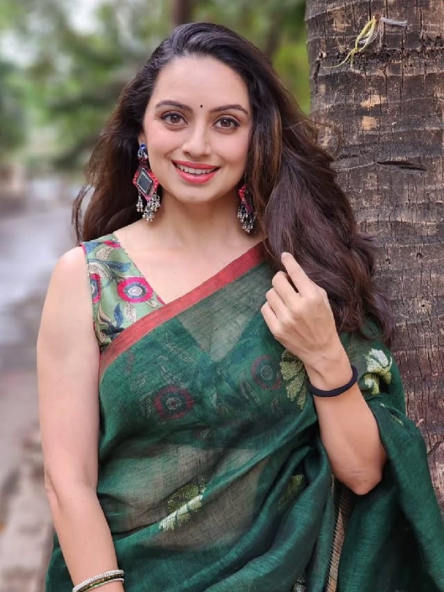 अप्रतिम सौंदर्य,  श्रुती मराठेच्या या लुकवर चाहते घायाळ