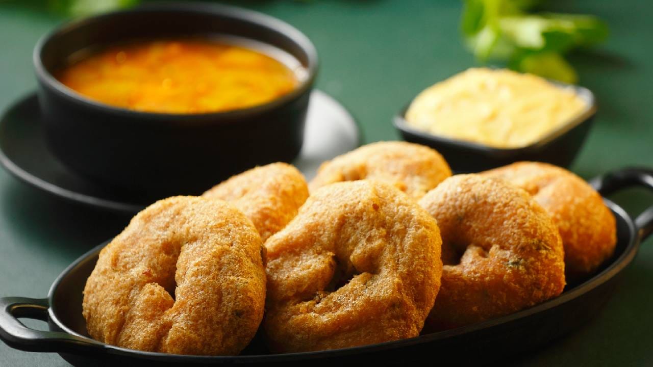 वैज्ञानिकदृष्ट्या, त्या वड्याच्या मध्यभागी असलेले हे छिद्र एक विशिष्ट उद्देश पूर्ण करतं. सोप्या भाषेत सांगायचं झालं तर, हे छिद्र मेदू वड्याच्या पृष्ठभागाचा अधिक भाग तेलाच्या संपर्कात येऊ देतं. त्यामुळे तो लवकर शिजतो, तसेच कमी तेल शोषून घेतो. ज र वड्यात छिद्र किंवा भोक नसतं तर तो तळायला जास्त वेळ लागला असता, आणि वड्याने जास्त तेल प्यायलं असतं. आरोग्याच्या दृष्टीनेही ते चांगलं नाही.  