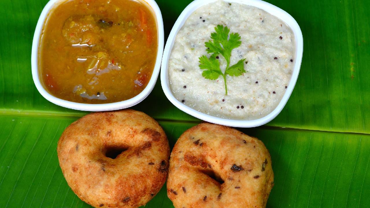 Why does vada have hole in the middle : वड़ा, विशेषत: मेदू वड़ा (Medu vada) हा फक्त दक्षिणेतच नव्हे  तर संपूर्ण भारतात एक लोकप्रिय पदार्थ आहे. सांबार आणि चटणीसह खाल्ला जाणारा हा वडा, वरून कुरकुरीत आणि आतून छान मऊ असा असा असतो.  नाश्त्याला बरेच लोक मेदूवडा सांबार खाणं पसंत करतात. छोट्या स्टॉलपासून ते मोठमोठ्या हॉटेलपर्यंत, हा पदार्थ हमखास मिळतोच. ( All Photos : Getty Images) 