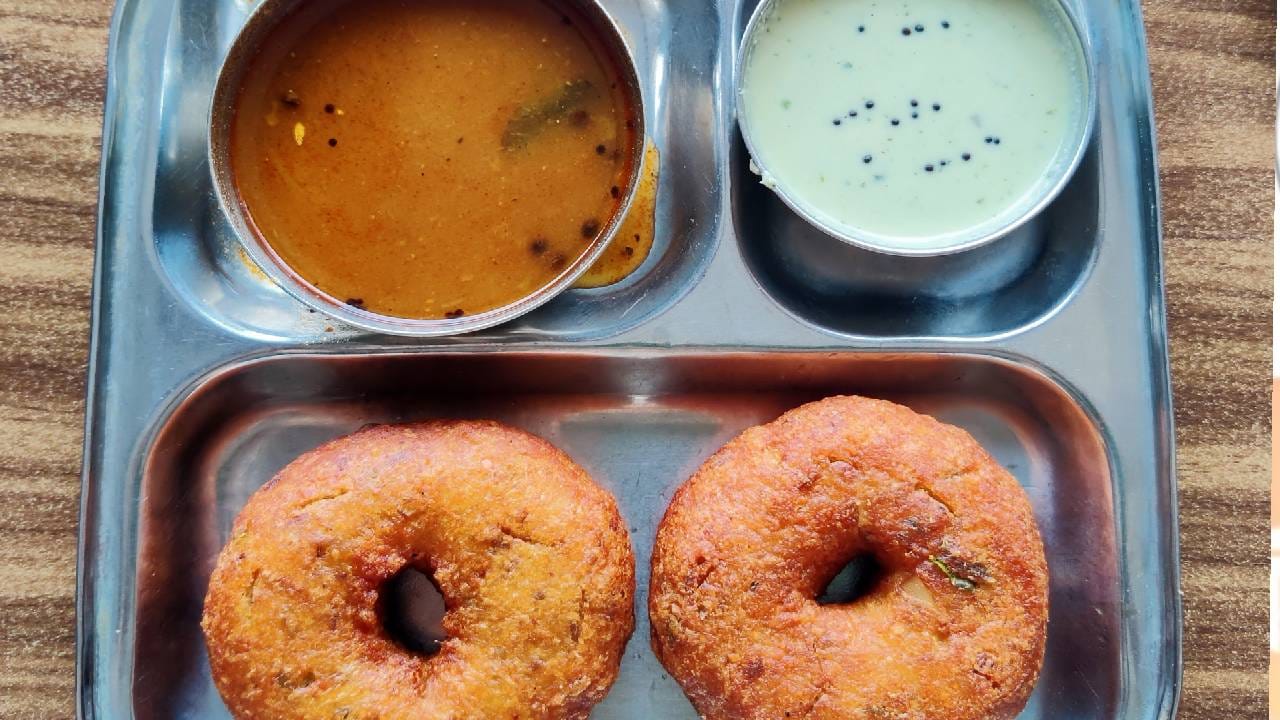 वड्याच्या मध्यभागी असलेल्या छिद्रामुळे, वडा तेलात सोडल्यावर ते वड्याच्या आत शिरतं. यामुळे वडा आतूनही नीट तळला जातो, कच्चा रहात नाही. त्यामुळे शेवटी बाहेरून कुरकुरीत आणि आतून मऊ असा परफेक्ट वडा तयार होतो.ज्यामुळे त्याची चव आणखी वाढते.