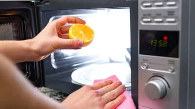 मायक्रोवेव्ह साफ करताना करताय ही मोठी चूक? लवकरच होईल खराब