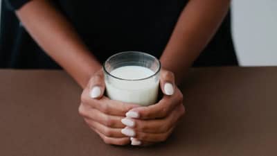 रात्री झोपण्यापूर्वी दूध प्यायल्यामुळे आरोग्याला काय धोका होऊ शकतो? जाणून घ्या..