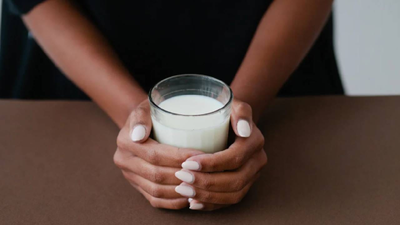रात्री झोपण्यापूर्वी दूध प्यायल्यामुळे आरोग्याला काय धोका होऊ शकतो? जाणून घ्या.. रात्री झोपण्यापूर्वी दूध प्यायल्यामुळे आरोग्याला काय धोका होऊ शकतो? जाणून घ्या..