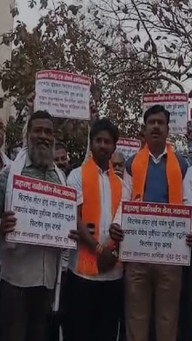 Jalgaon : RTO कार्यालयासमोर ट्रक असोसिएशन-मनसेचं धरणे आंदोलन.