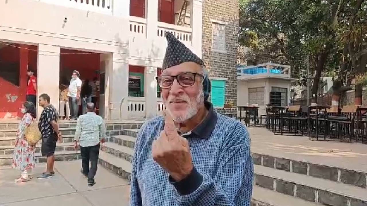 जेष्ठ अभिनेते मोहन आगाशे यांनी पुण्यातील प्रभात रोडवरच्या विमलाबाई गरवारे शाळेतील मतदान केंद्रावर येत मतदानाचा हक्क बजावला. - यावेळी मतदान केल्यानंतर भावना शून्य झालेलो आहे अशी खोचक प्रतिक्रिया मोहन आगाशे यांनी दिली. सुरुवातीची परिस्थिती आणि आत्ताची परिस्थिती यात मोठा फरक पडलेला आहे. नक्की कोण कुठे आहे हेच कळत नाही. एकदिलाने काम करायचं म्हणतात.. कृतीत होणार आहे की नाही?.. हे माहिती नाही. एकूणच फार अवघड होत चाललेल आहे असंही ते म्हणाले.