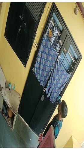 मुंबईतही पैसे वाटप? थेट दारातच पोहोचला तरुण.