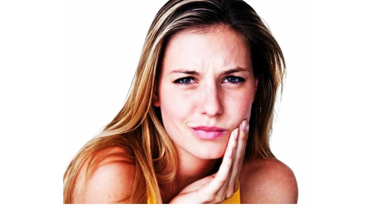 अशावेळी उष्ण आणि मांसाहार कमी करावा. उष्णतावर्धक पदार्थ जेवणातून कमी करावे. तर दोन्ही वेळेला योग्य प्रमाणात संतुलित आहार घ्यावा. योग्य प्रमाणात, मुबलक पाणी प्यावे. पोट साफ होण्यासाठी तज्ज्ञांच्या सल्ल्याने विरेचक घेऊ शकता. त्यामुळे पोट साफ होऊन शरीरातील उष्णता कमी होईल.