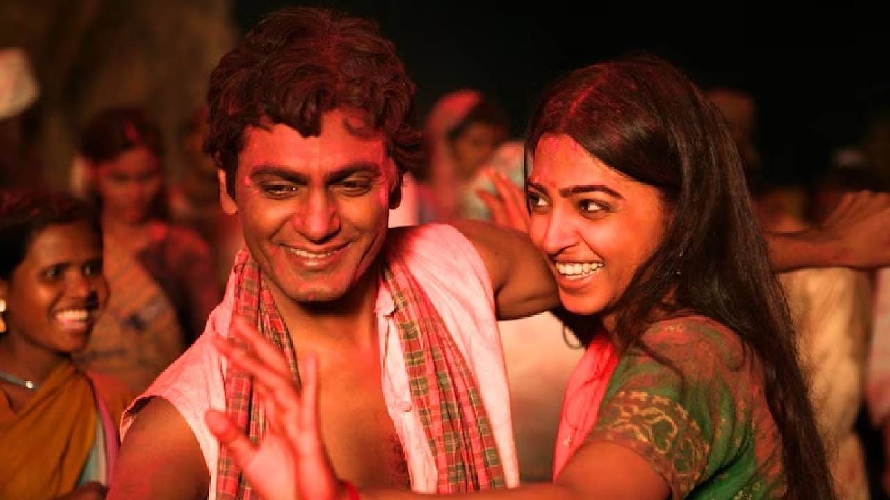 हा चित्रपट २०१५ मध्ये रिलीज झाला होता. या चित्रपटाची कथा मोटिव्हेशनल असल्याबरोबरच इतकी भावनिक आहे की लोकांना रडवते. आजही लोक हा चित्रपट पाहतात आणि खऱ्या प्रेमाची ती कथा आठवतात जी अपूर्ण राहिली. या चित्रपटाचे दिग्दर्शन केतन मेहता यांनी केले होते. याची निर्मिती वायकॉम १८ मोशन पिक्चर्स आणि एनएफडीसी यांनी एकत्र केली होती. चित्रपटात नवाजुद्दीन सिद्दीकीने मुख्य भूमिका साकारली होती, तर राधिका आपटेने त्याच्या पत्नीची भूमिका साकारली आहे. हा चित्रपट बिहारच्या दशरथ मांझी यांच्या खऱ्या कथेवर आधारित आहे.