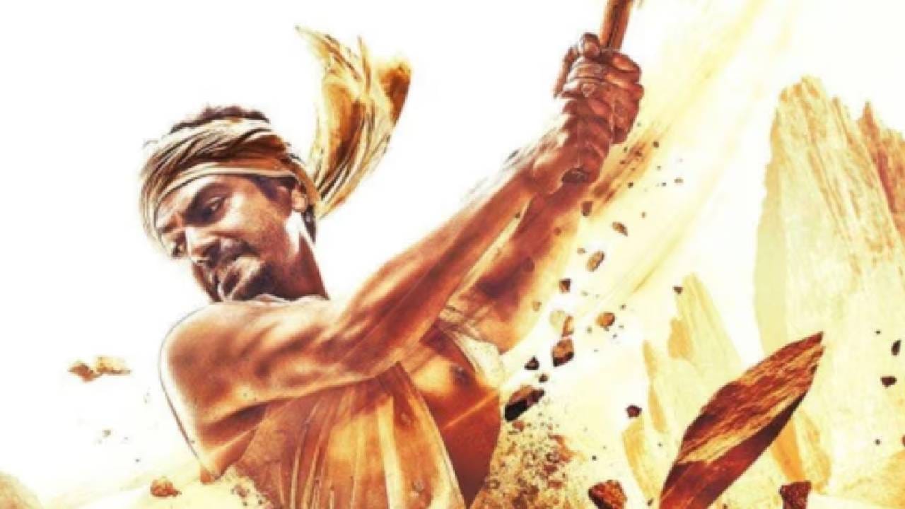 २१ ऑगस्ट २०१५ रोजी रिलीज झालेल्या या चित्रपटाचे नाव आहे ‘मांझी – द माउंटेन मॅन’ आहे. हा एक बायोग्राफिकल चित्रपट आहे. चित्रपटाची कथा दशरथ मांझी यांच्या संघर्षपूर्ण जीवनाचे चित्रण करते. एक गरीब मजूर, ज्याच्या पत्नीचा मृत्यू फक्त यासाठी होतो की गावापर्यंत जाण्याचा रस्ता नव्हता. या दुःखाने मांझी यांना तोडण्याऐवजी मजबूत बनवले. त्यांनी २२ वर्षे हातोडा आणि छिन्नीने डोंगर फोडून रस्ता बनवला. हा रस्ता सुमारे ३६० फूट लांबीचा होता. चित्रपटात त्यांची जिद्द, मेहनत आणि एकटेपणा खूप सच्च्या आणि गहनतेने दाखवले गेले आहे.