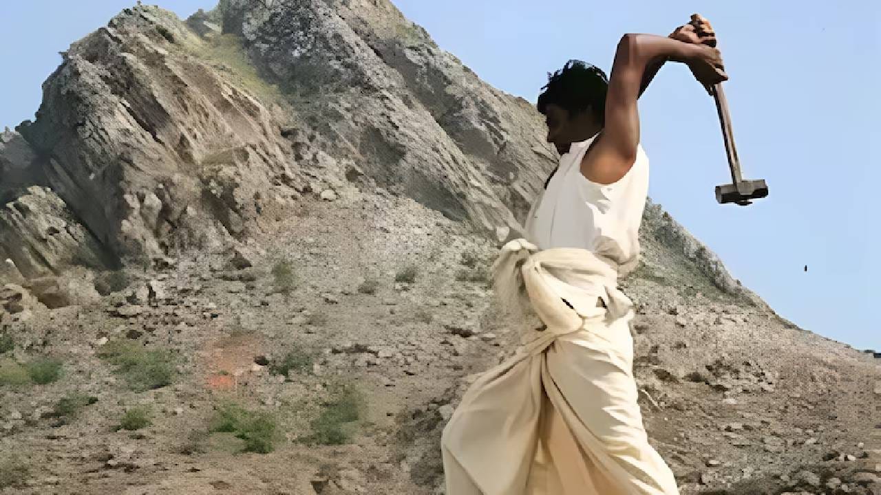 या चित्रपटाची सर्वात खास गोष्ट म्हणजे प्रेक्षक आणि समीक्षकांकडून त्याला खूप चांगला प्रतिसाद मिळाला होता. चित्रपटात नवाजुद्दीन सिद्दीकीच्या जबरदस्त अभिनयाचे प्रचंड कौतुक झाले होते. बजेट आणि कलेक्शन विषयी बोलायचे झाले तर ‘मांझी – द माउंटेन मॅन’ बनवण्यासाठी सुमारे ८ ते ८.५ कोटी खर्च आला होता. या चित्रपटाचे वर्ल्डवाइड कलेक्शन सुमारे १६ ते १७ कोटी होते. जरी हा चित्रपट बॉक्स ऑफिसवर सुपरहिट नसला तरी त्याला हिट मानले गेले होते. याच कारणाने हा चित्रपट आजही आठवणींमध्ये जिवंत आहे, जे लोक वारंवार पाहतात.