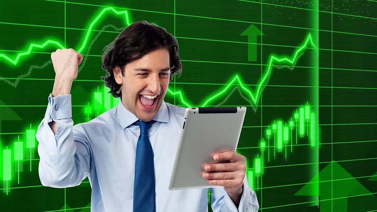 वर्षभरात एलीटकॉन इंटरनॅशनलच्या शेअरने 15,000 टक्क्यांचा परतावा दिला. हा शेअर एक रुपयांहून थेट 253 रुपयांवर पोहचला. वर्षभरात या शेअरने एक लाख रुपयांवर 2 कोटींचा परतावा दिला. आरआरपी सेमीकंडक्टर या शेअरने कमाल केली. 15 रुपयांहून हा शेअर 5,130 रुपयांवर पोहचला. वर्षभरात या शेअरने 1 लाखांचे 3 कोटी रुपये केले. 