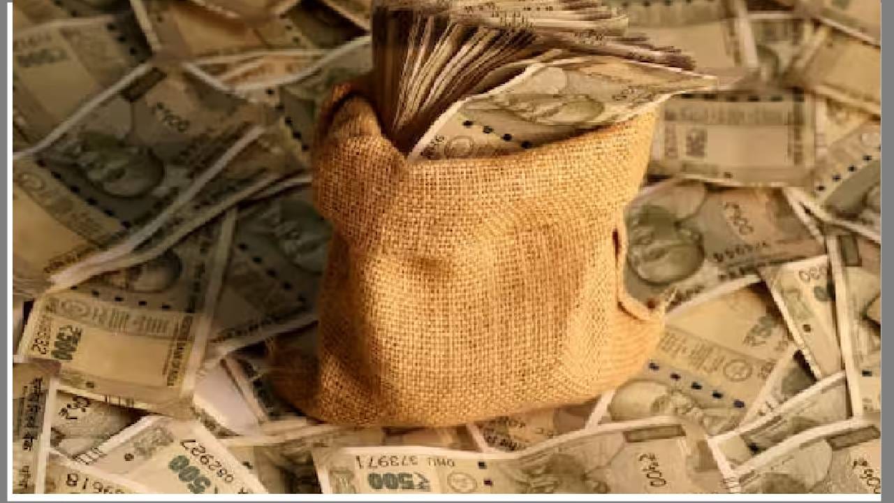 Hindustan Copper Share आजही तेजीच्या वारुवर स्वार होता. या शेअरमध्ये आज 2.21 टक्क्यांची जोरदार उसळी दिसून आली. गेल्या पाच दिवसांत या शेअरमध्ये 7.58 टक्क्यांची वाढ झाली. हा शेअर आज एनएसईवर 564.80 रुपयांवर बंद झाला. त्यामुळे या शेअरमध्ये गुंतवणूक करण्याची संधी गुंतवणूकदार शोधत आहेत.