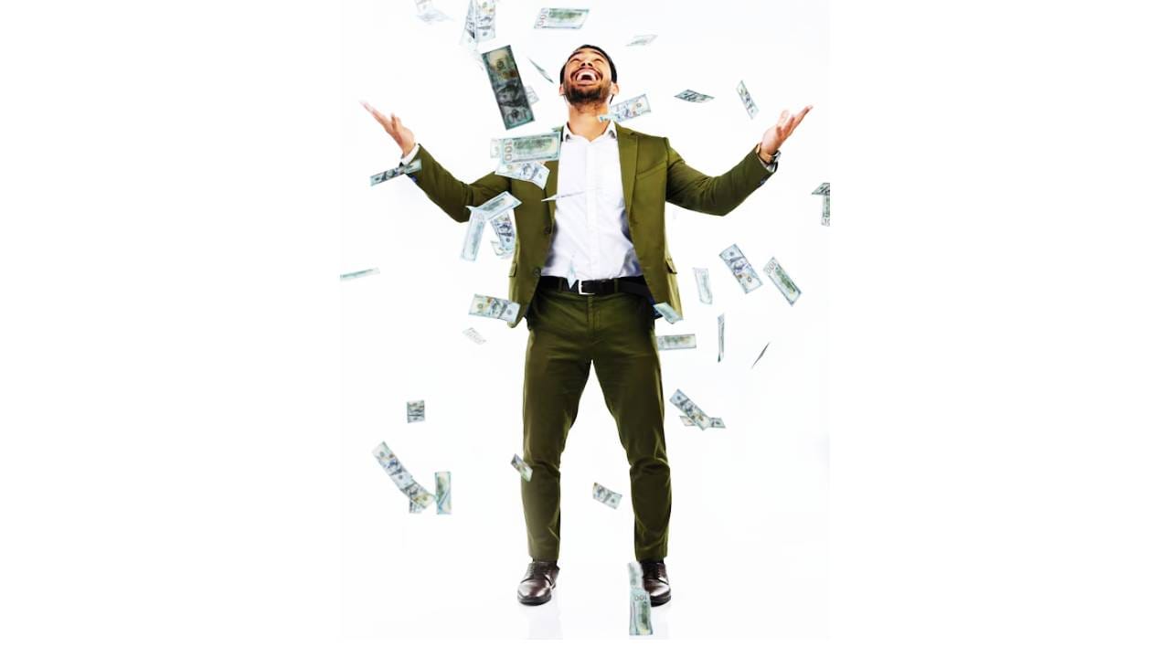 सरकारी कंपनी हिंदूस्थान कॉपरच्या शेअरमध्ये सोमवारी मोठी उसळी दिसून आली. सहा महिन्यात या स्टॉकने गुंतवणूकदारांना मालामाल केले. या स्टॉकने दामदुप्पट परतावा दिला. यामुळे गुंतवणूकदार मालामाल झाले. नवीन वर्षात या गुंतवणूकदारांना लॉटरी लागली.