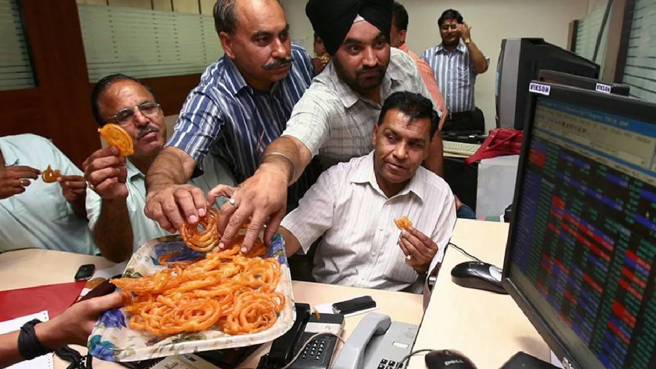 Multibagger Stock in Share Market: सरत्या वर्षात या शेअर्सने कमाल कामगिरी केली आहे. बीएसई आणि एनएसई या निर्देशाकांनी गुंतवणूकदारांना फारशी कमाई करून दिली नाही. निफ्टी जवळपास चार टक्क्यांनी वधारला आहे. तर मिडकॅप आणि स्मॉलकॅप झोपले आहेत. ट्रम्पच्या टॅरिफ धोरणाचा फटका बसला आहे. पण या शेअर्संनी तुफान कमाई करून दिली आहे. 